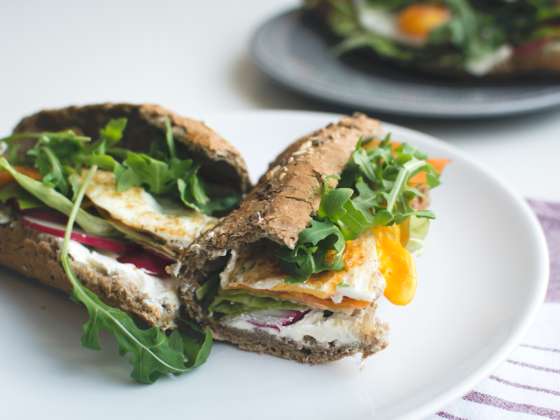 ⦁	Healthy baguette with egg and vegetables